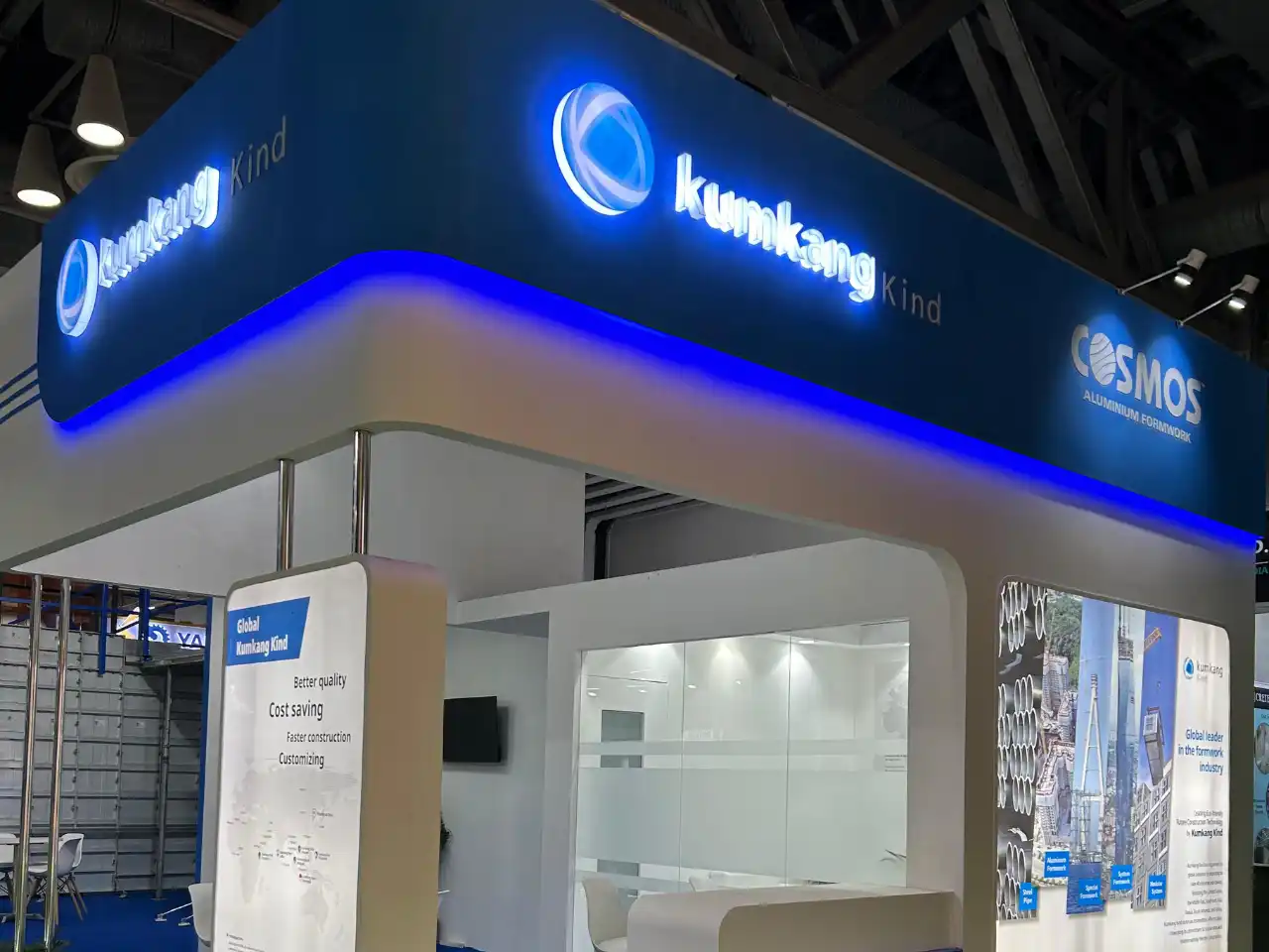 Kumkang Kind exhibition booth, Kumkang Kind trade show booth, COSMOS aluminium formwork booth, construction industry exhibition stand, building materials expo booth, modern trade fair stand design, illuminated branding exhibition booth, industrial expo display stand, aluminium formwork system booth, custom corporate exhibition stand, engineering trade show booth, global construction expo stand
